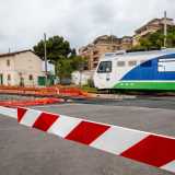 Proprio mentre parliamo ecco passare un treno. �Ovviamente � particolare vivere a ridosso dei binari -  sottolinea il giovane - ma dopo un po' ci si fa l'abitudine�